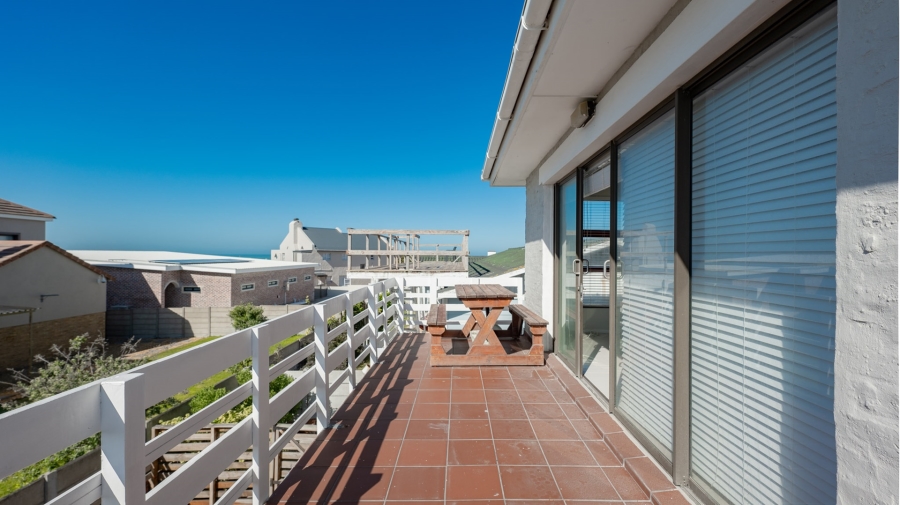 To Let 5 Bedroom Property for Rent in Struisbaai Western Cape